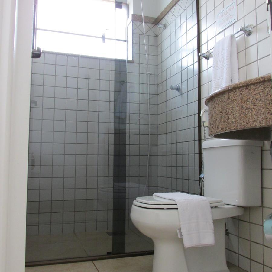 Holambra Garden Hotel Εξωτερικό φωτογραφία Bathroom with a shower enclosure